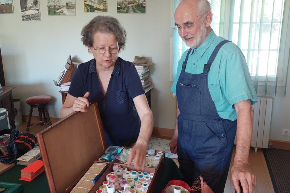 Alain Geisz, ici aux côtés de son épouse Brigitte, qui l'a inscrit au CFA, et pour laquelle il réalisait avant son CAP des petits meubles en bois dont cette boite à peintures.