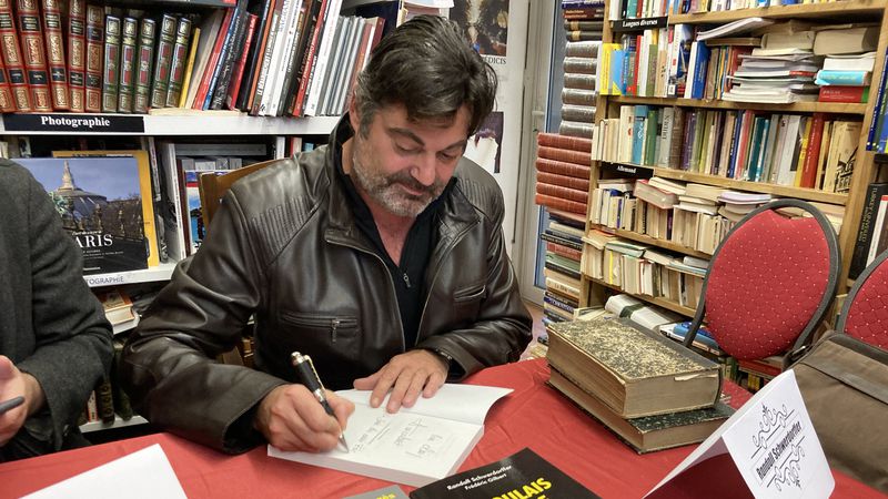 L'avocat Randall Schwerdorffer lors de la s&eacute;ance de d&eacute;dicace &agrave; la librairie A la page de Besan&ccedil;on.
