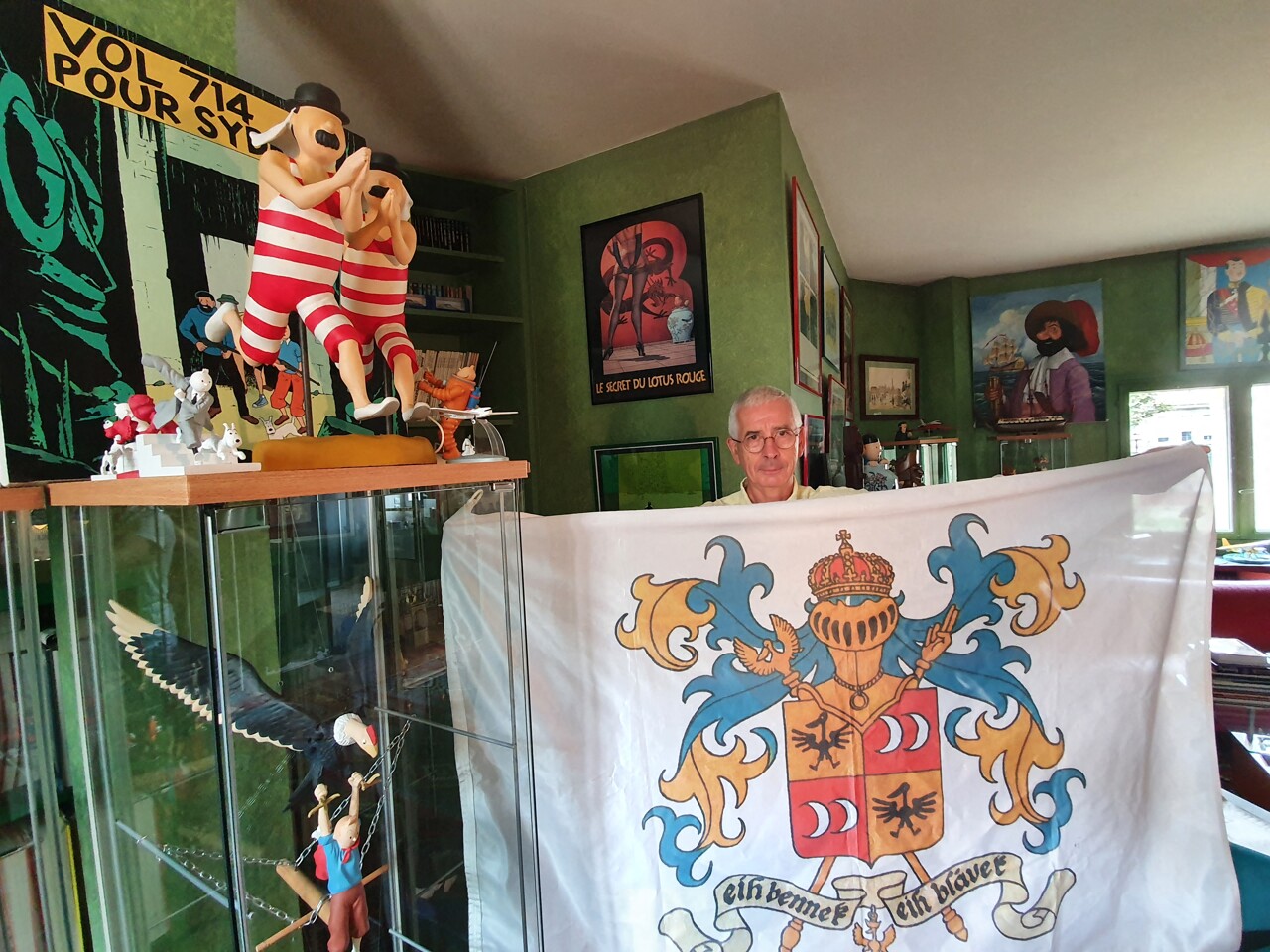 Thierry Wickers arbore le drapeau de la Syldavie.