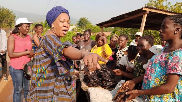 L'ancienne dirigeante de la transition centrafricaine, Catherine Samba-Panza sur un marché de Bangui, en décembre 2020