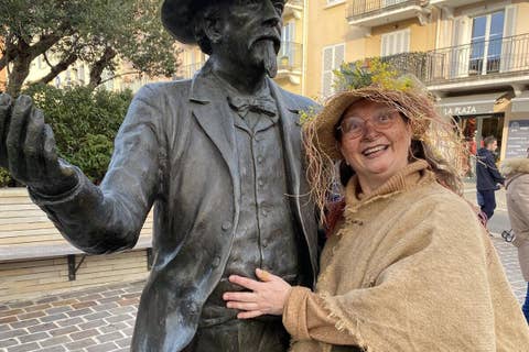 La statue de Frédéric Mistral trône dans le centre de Sainte-Maxime et célébrée comme il se doit lors d’un carnaval passé. Photo L.A.